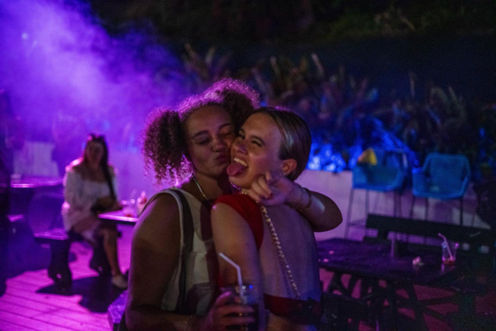 Base Party Hostel Ao Nang Екстер'єр фото