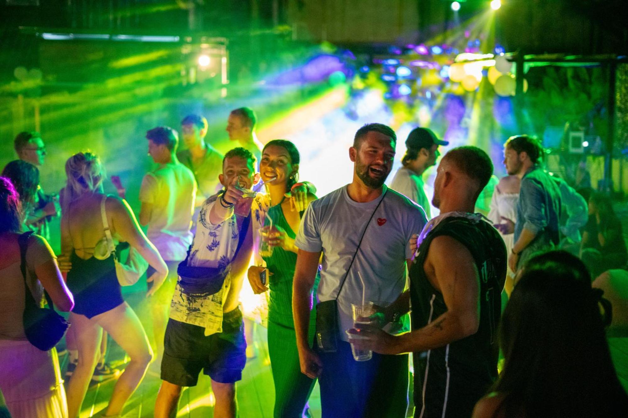 Base Party Hostel Ao Nang Екстер'єр фото