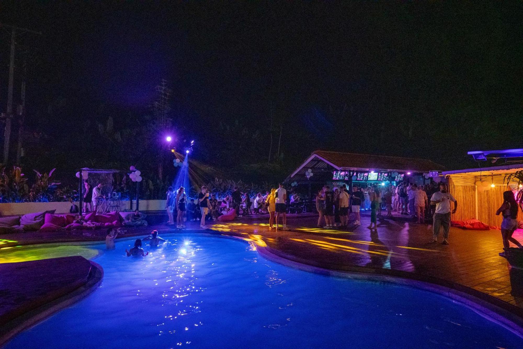 Base Party Hostel Ao Nang Екстер'єр фото