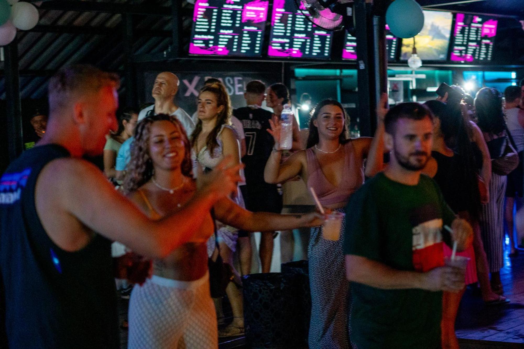 Base Party Hostel Ao Nang Екстер'єр фото