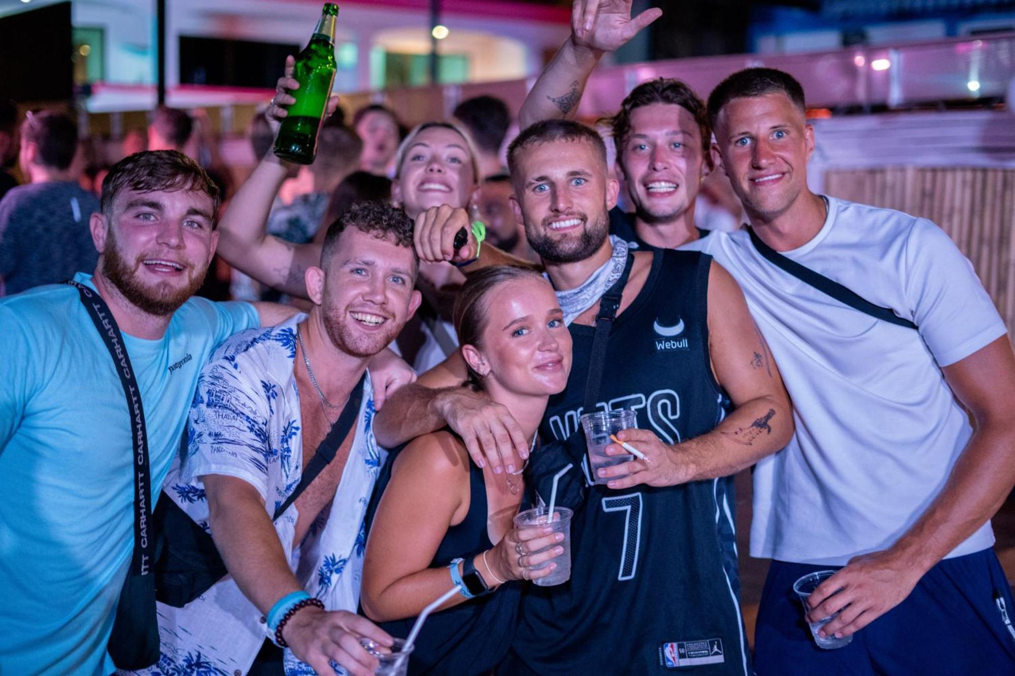 Base Party Hostel Ao Nang Екстер'єр фото
