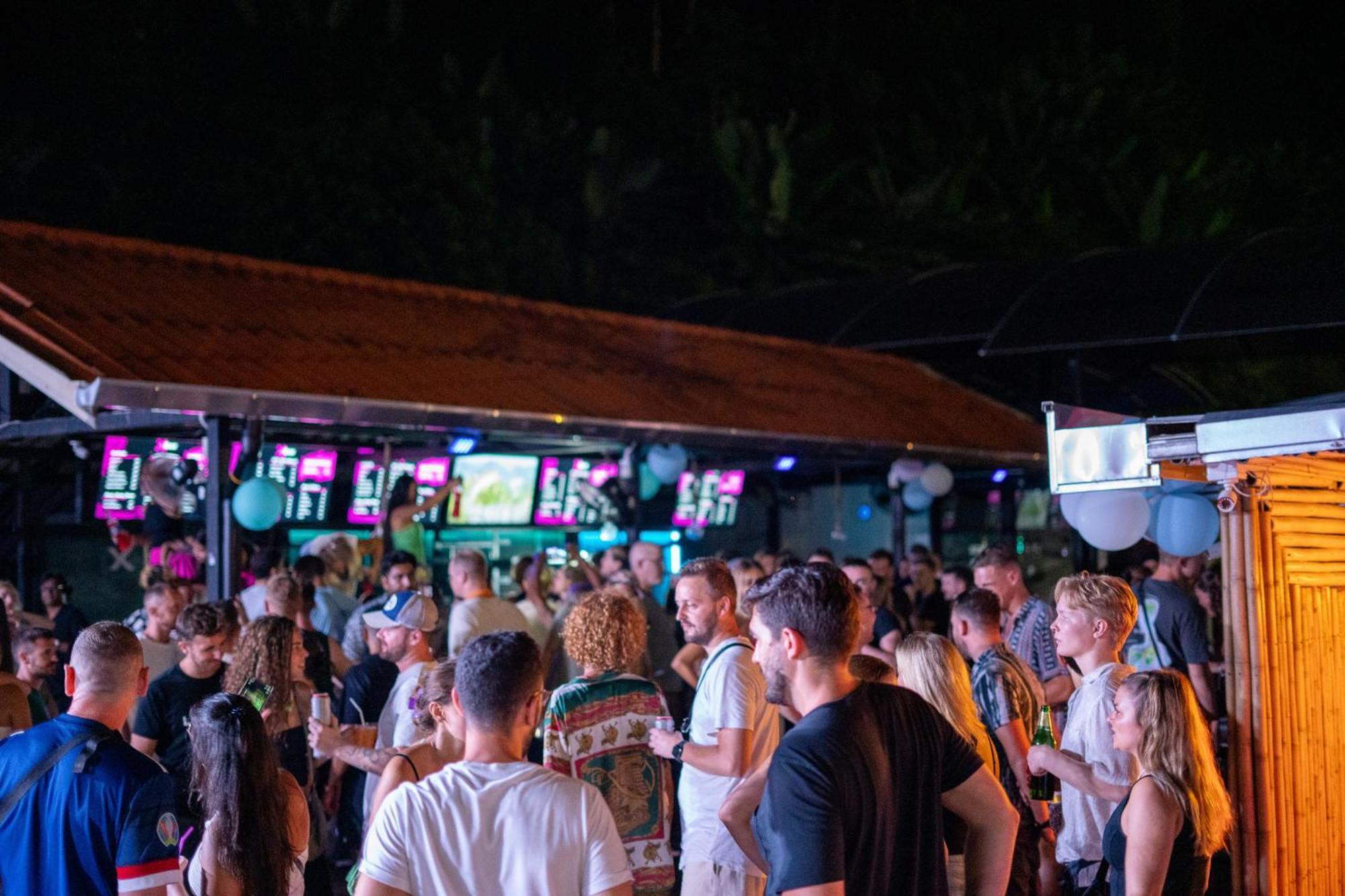 Base Party Hostel Ao Nang Екстер'єр фото