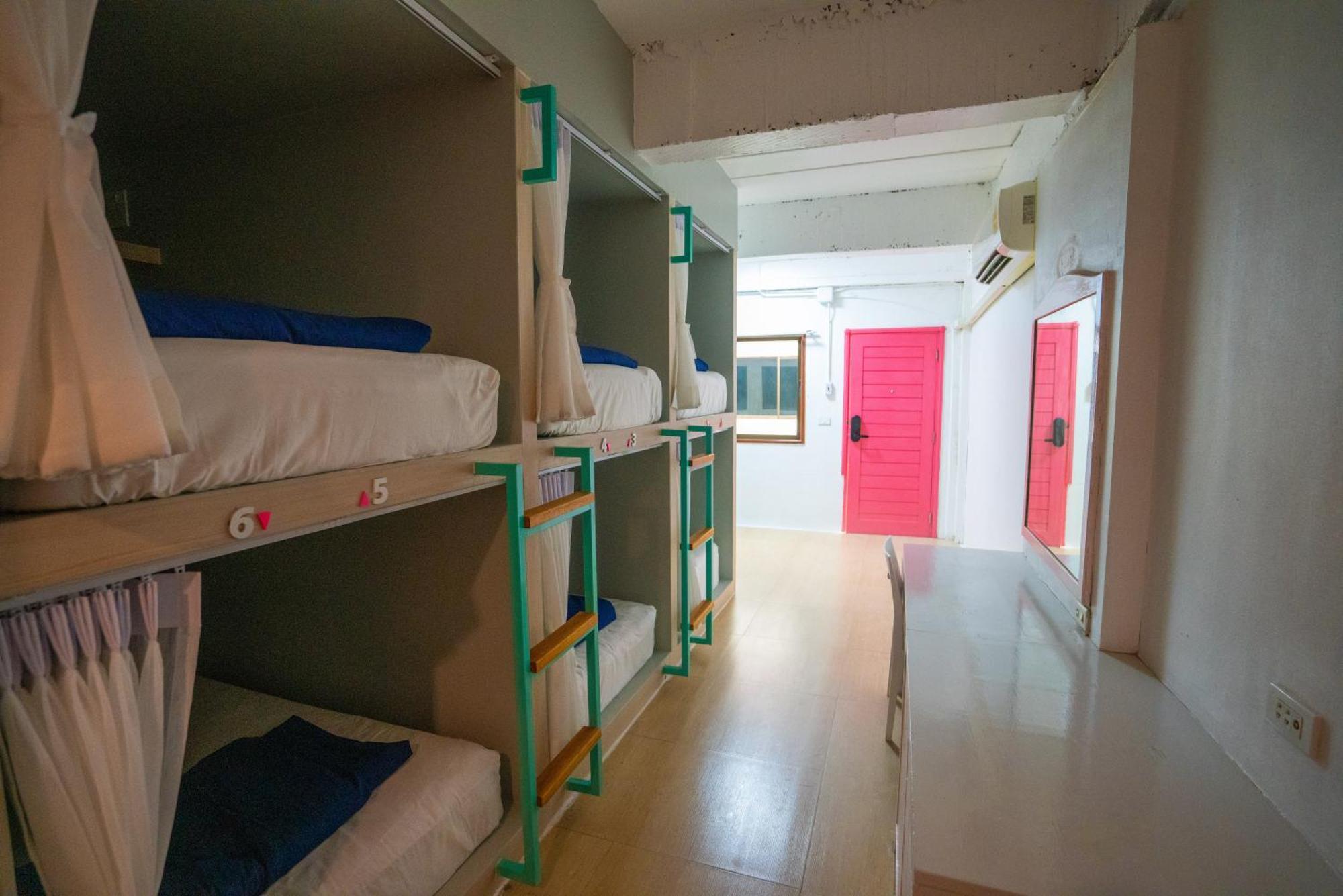 Base Ao Nang Beachfront Hostel Екстер'єр фото