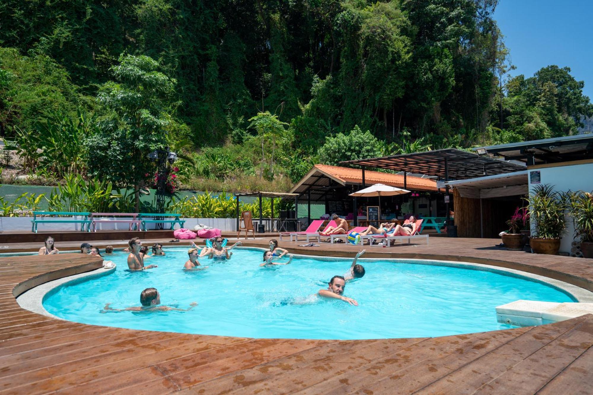 Base Party Hostel Ao Nang Екстер'єр фото