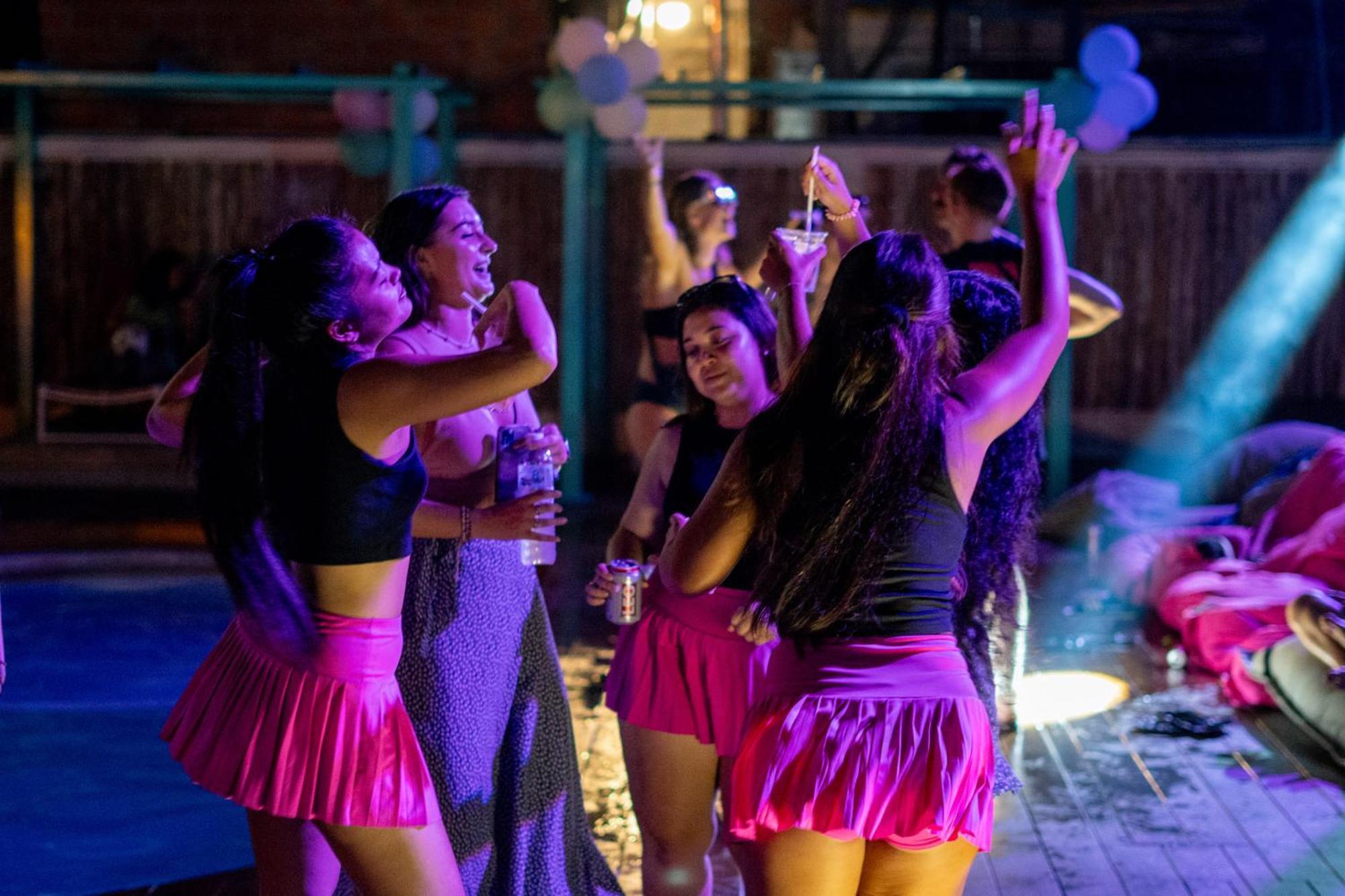 Base Party Hostel Ao Nang Екстер'єр фото