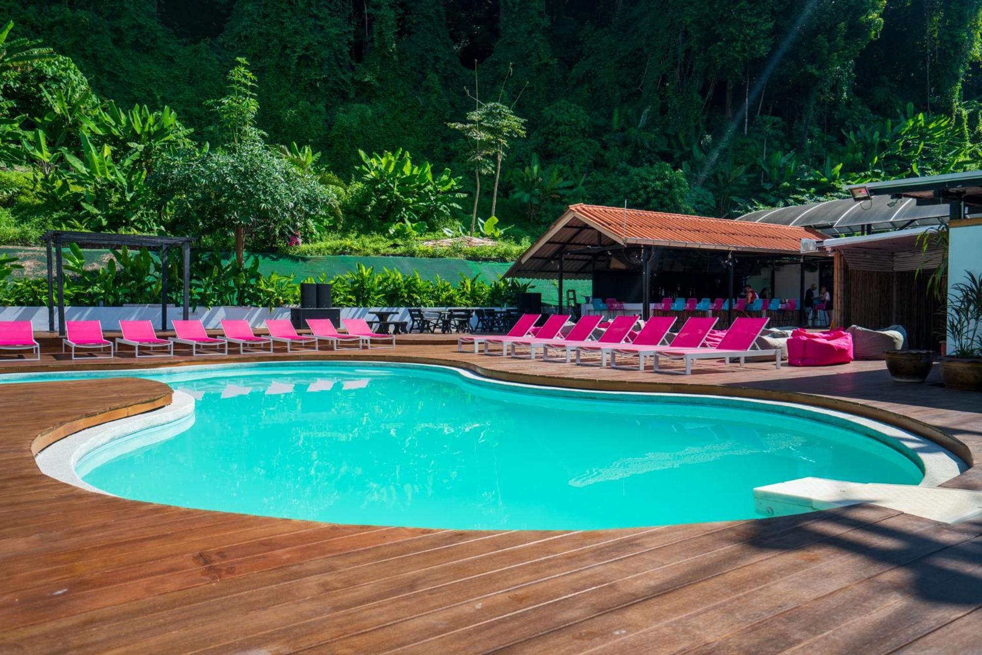 Base Party Hostel Ao Nang Екстер'єр фото