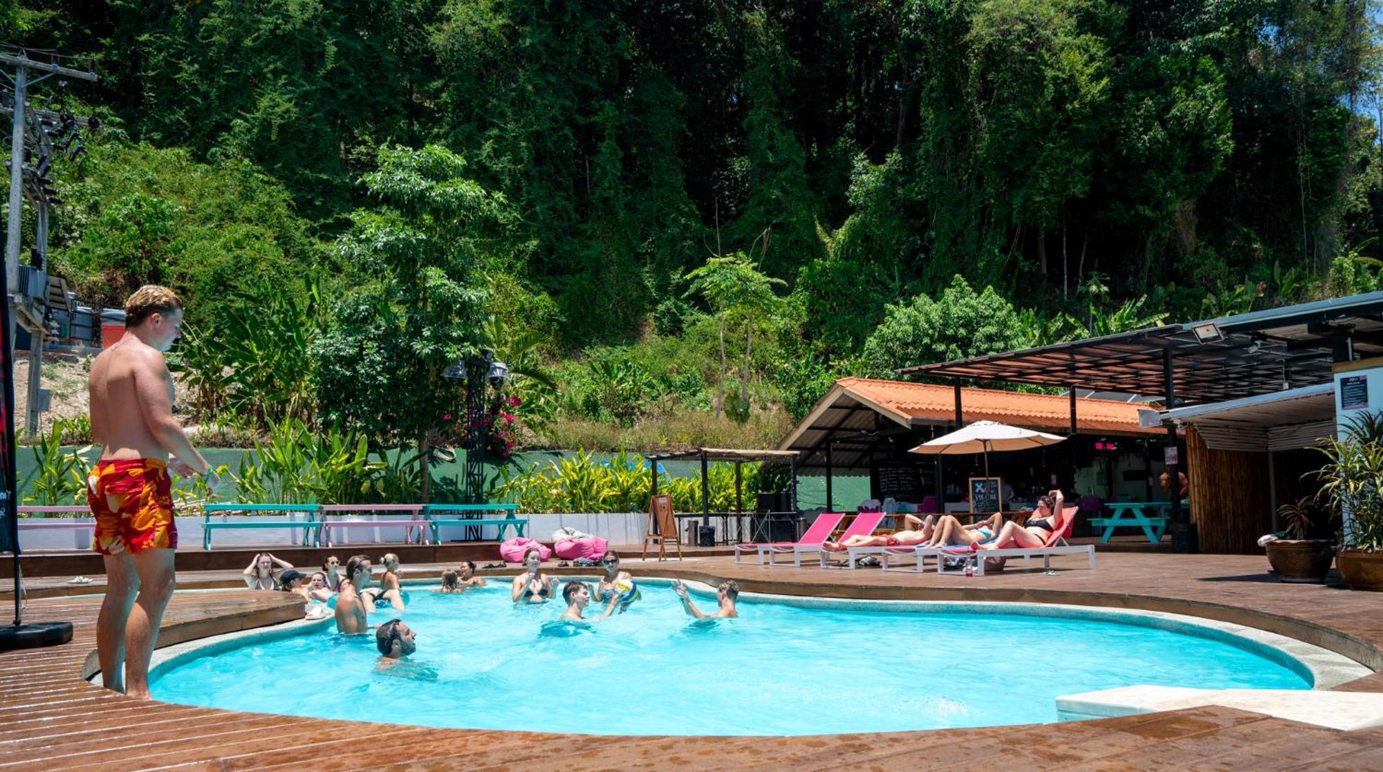 Base Party Hostel Ao Nang Екстер'єр фото