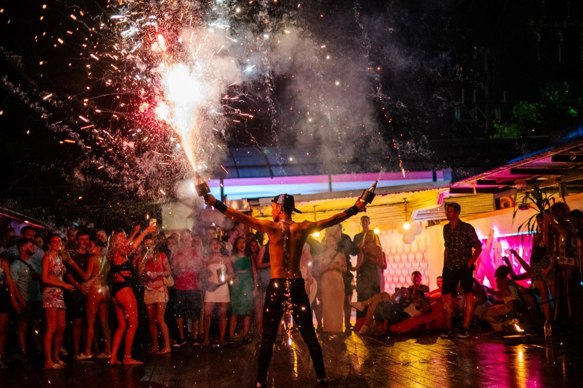 Base Party Hostel Ao Nang Екстер'єр фото