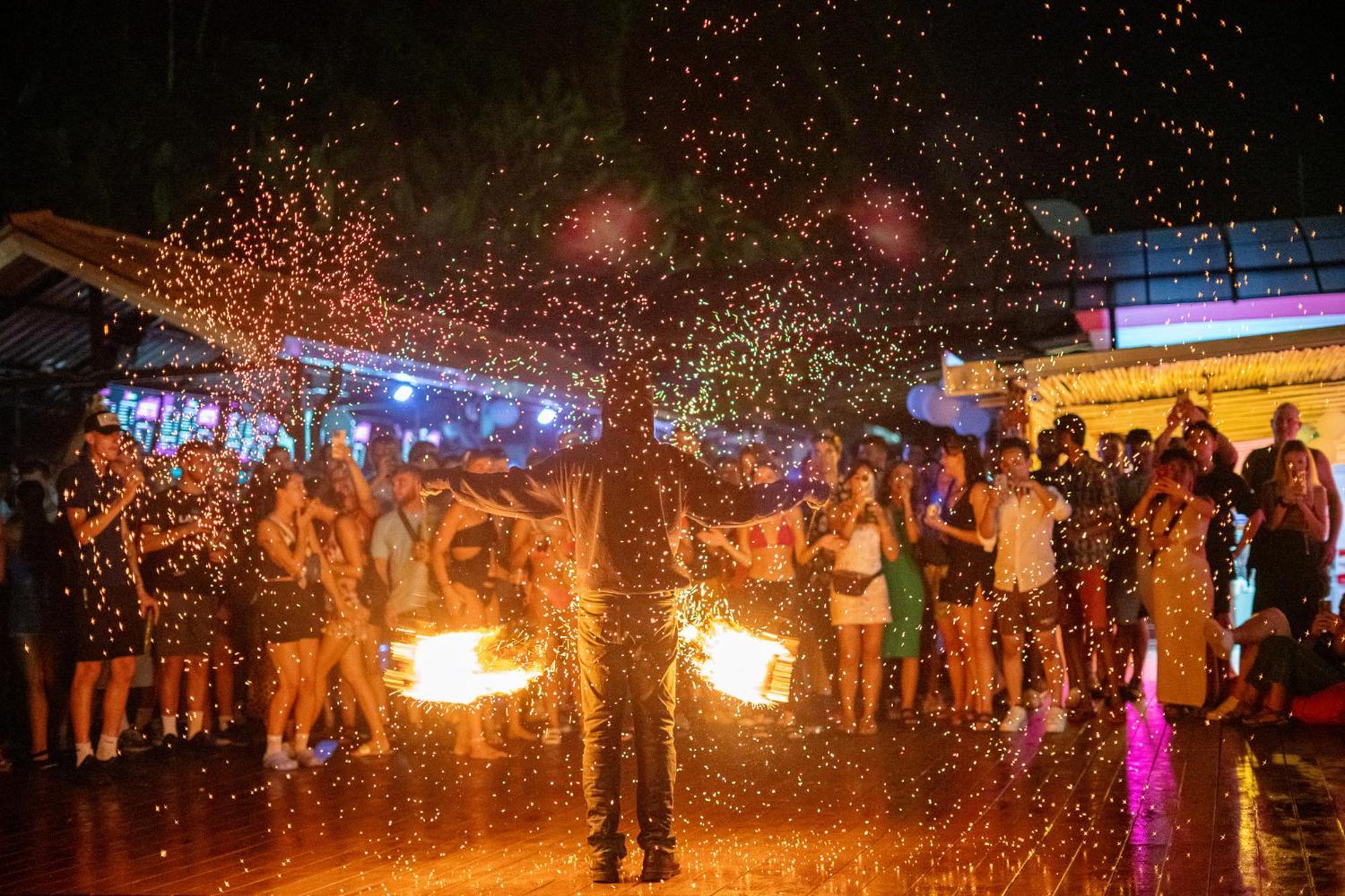Base Party Hostel Ao Nang Екстер'єр фото